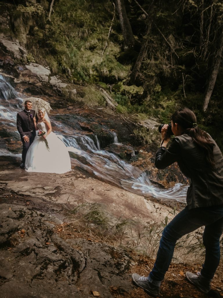 Kristina beim Fotografieren eines Brautpaares beim After-Wedding-Shooting